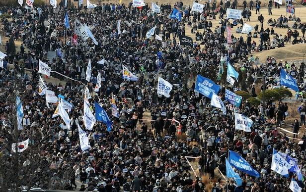 尹錫悅獲釋第二天 韓國大批民眾集會 支持與反對聲浪交織