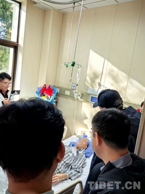 两名四川阿坝州藏族脊柱畸形青年在京圆梦