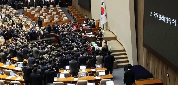 韩国通过代总统弹劾案 执政党缺席投票引发争议