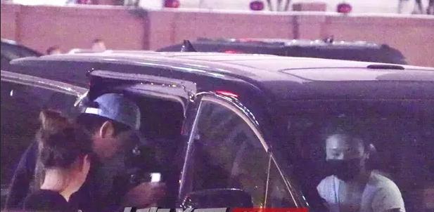 馬思純聚餐結(jié)束后在停車場等男友 甜蜜等待羨煞旁人