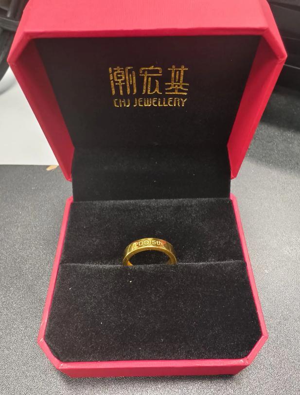 拼多多给10年老员工发100克黄金：拼多多员工晒出的“周年礼”