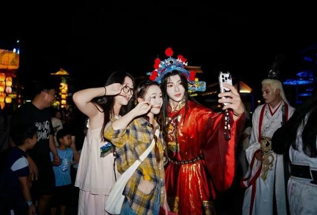 閻王爺成“解壓神” 橫店NPC們爆火 擊中打工人共鳴