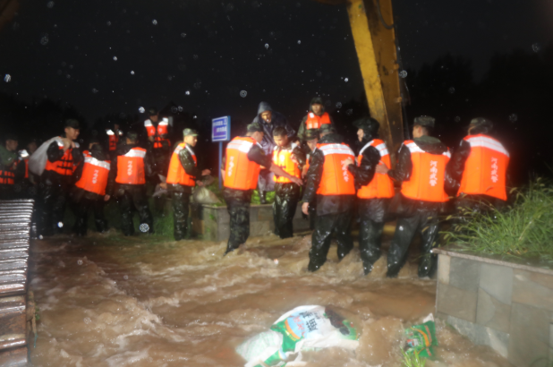 河南多地暴雨，武警官兵紧急抗洪抢险！