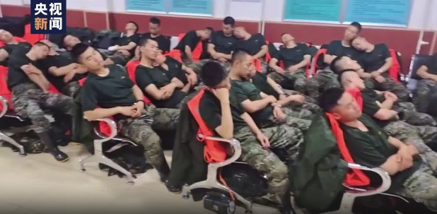 武警官兵坐着睡了一夜 一早再赴救援一线