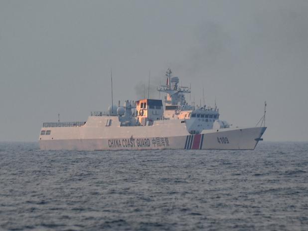 中国海警登菲船执法美国海军一路狂奔跑路