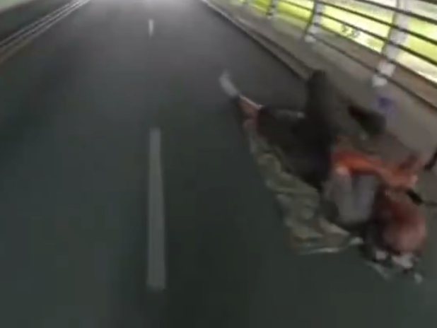惊险！男子在桥下马路睡觉险被骑手碾压