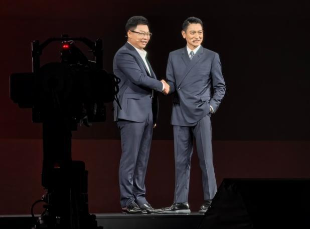 刘德华幽默带货:三折叠不好用找余总 华为信任资产