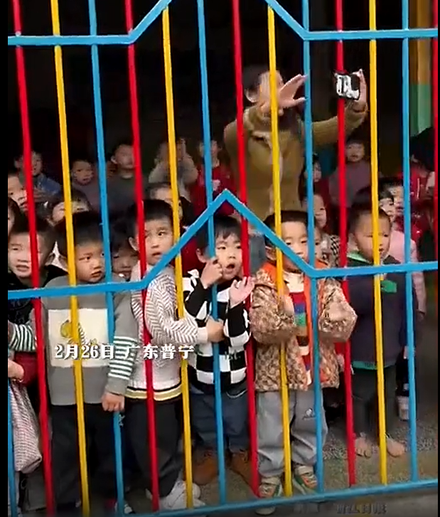 幼儿园孩子们挤在门口看英歌舞