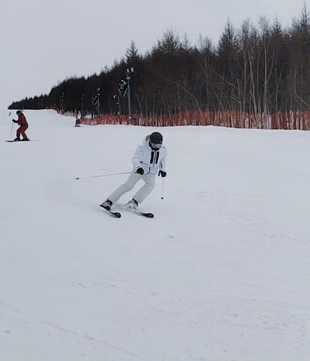 張馨予曬與老公何捷滑雪照 幸福恩愛羨煞眾人