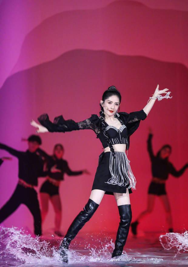 谢娜浪姐4公演造型太惊艳 黑色露脐女团装尽显韵味