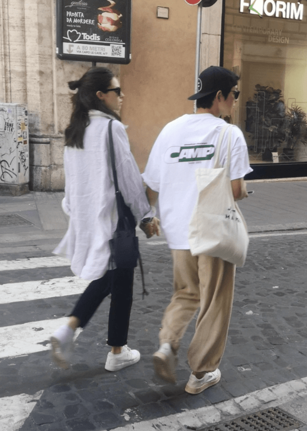 宋仲基與妻子在羅馬被偶遇 二人牽手逛街十分恩愛