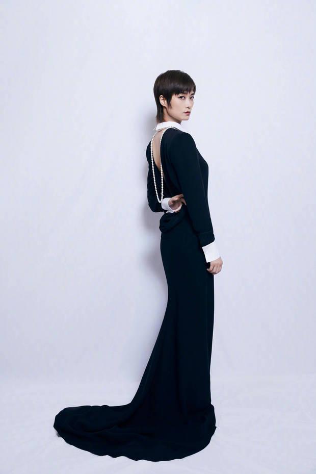 李宇春露背黑裙高贵优雅 现场演唱声情并茂 - 娱乐八卦 - 爱兔网 - 爱