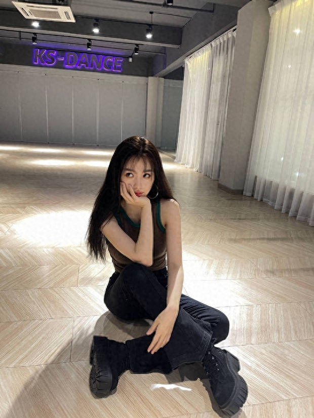 虞书欣晒舞室托脸随拍 嘟嘴卖萌可爱甜美