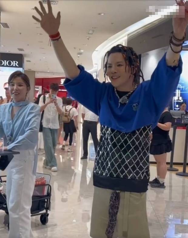向佐最新直播造型曝光 涂口红穿短裤配黑丝