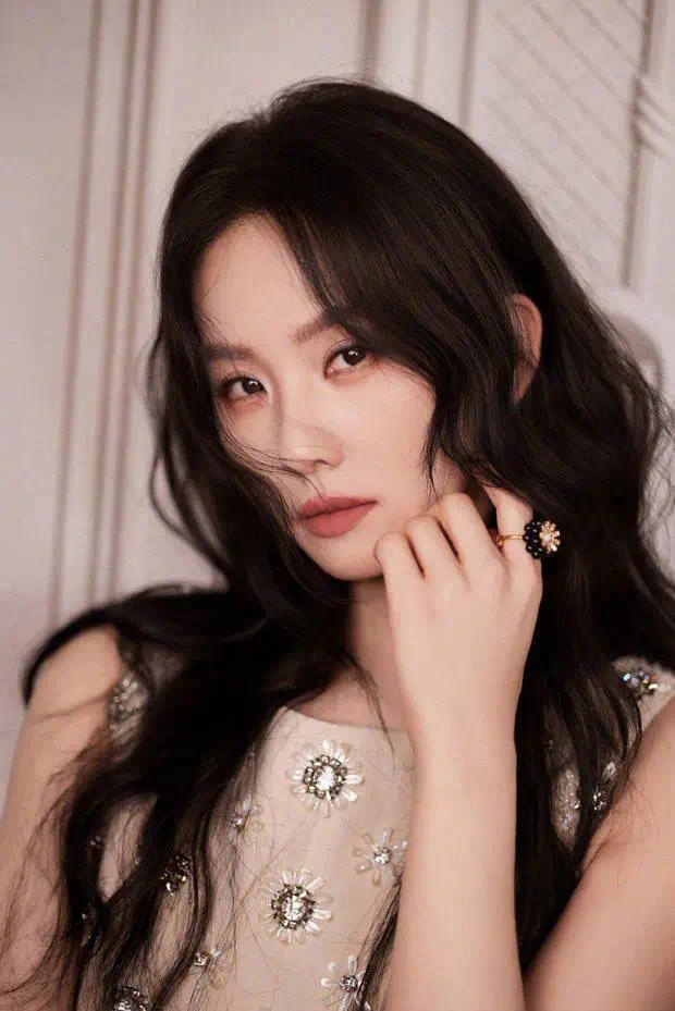 刘诗诗五官精致立体。