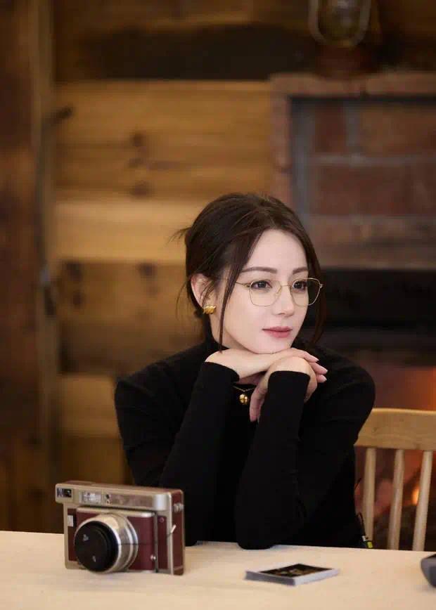迪丽热巴戴着眼镜优雅迷东谈主。