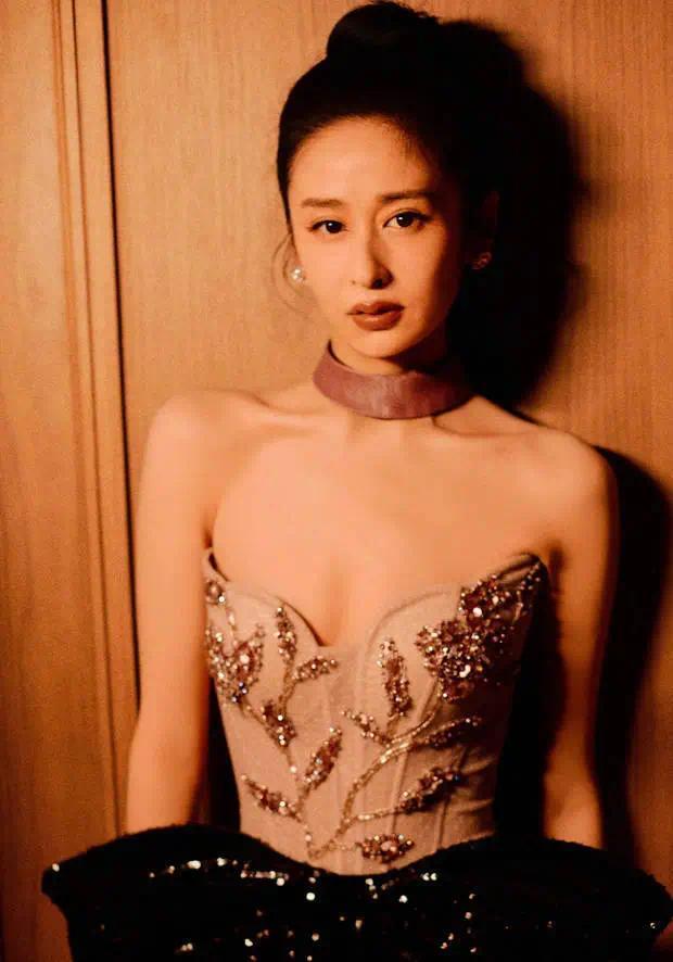 搜狐娱乐讯 6月23日短线配资开户官网，颖儿在个人社交账号晒出了一组她的最新活动造型图，身穿碎钻抹胸裙，气质高贵。