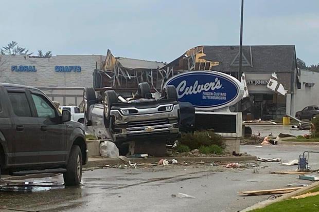 美国密歇根州遭遇罕见龙卷风 掀翻车辆摧毁屋顶