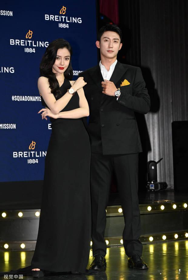 黄景瑜杨颖同框出席代言活动 两人全黑装扮气场十足