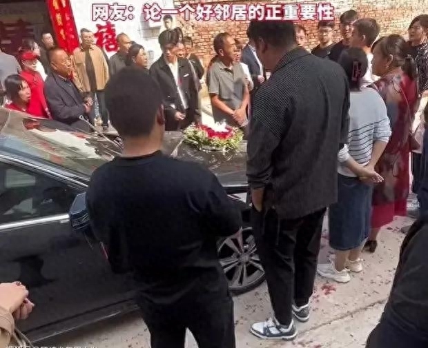 邻居用板砖砸坏婚车 拍摄者：说挡住了他们的道路
