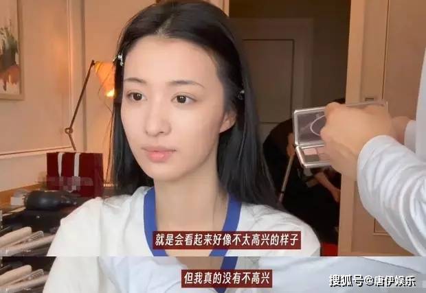 化妆师王亚飞在社交平台分享了一张王楚然在片场的无意间被抓拍的照片