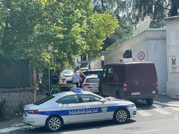 一警察在以色列驻塞尔维亚大使馆前遭袭