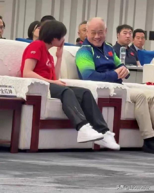 全紅嬋想要紀(jì)念品的眼神藏不住 忘年交互動甜到齁
