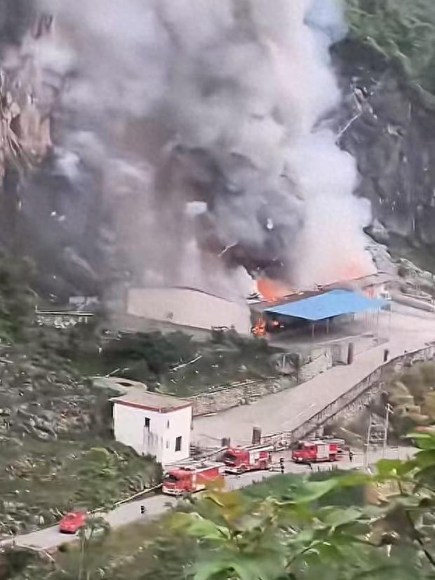廣西一鞭炮倉庫被落石砸中爆炸