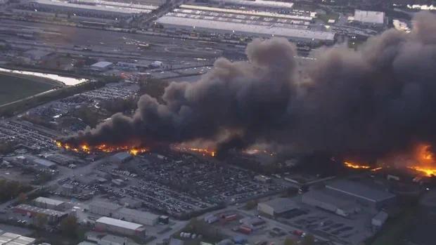 航拍画面显示了飞机坠毁后的景象