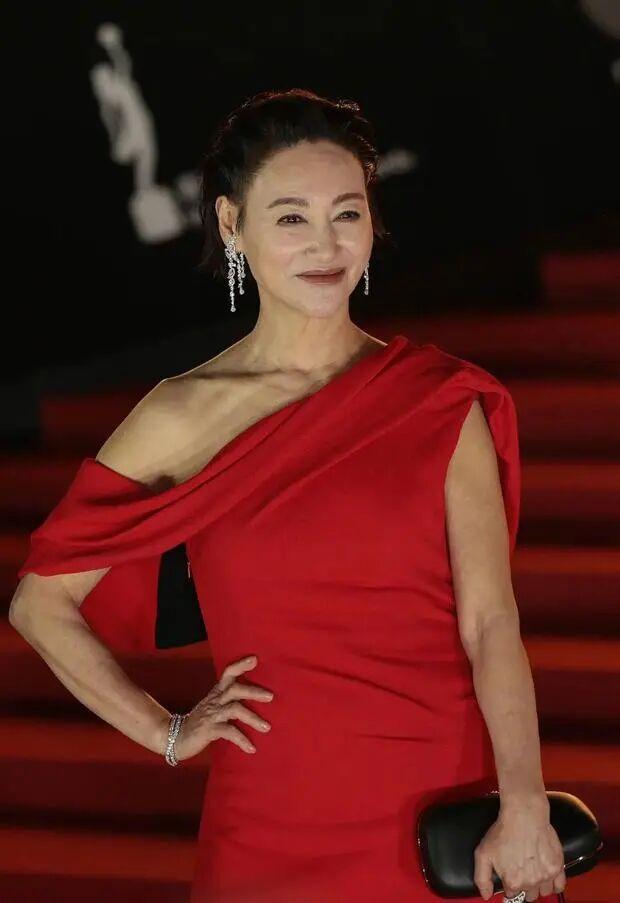 李心洁亮相金像奖红毯 状态绝佳惊艳全场