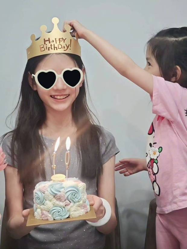 张梓琳大女儿10岁了 母女同框笑容灿烂
