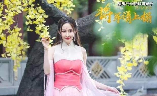 把自己拍成“烂片女王”，出道十年不温不火，如今却成女网红！