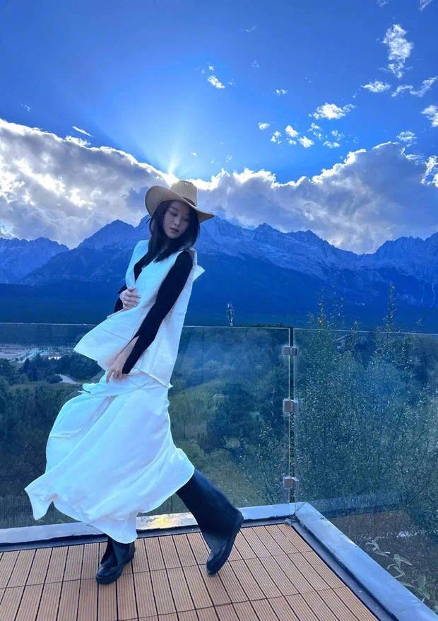 张馨予晒丽江自驾游美照 水中倒影电影感拉满