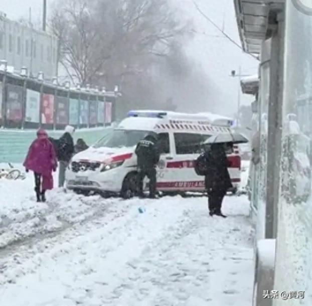 濟(jì)南暴雪救護(hù)車被困 市民主動(dòng)幫忙 風(fēng)雪中的溫暖相助