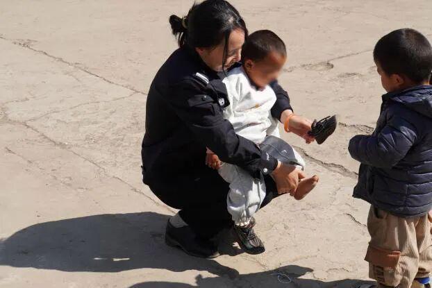 配偶闹仳离2岁娃被丢法院整夜 法官姆妈的柔和守护