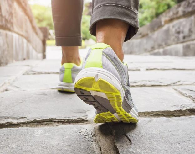 为了锻炼身体，65岁男子每天坚持走1~2万步，最后怎么样了？