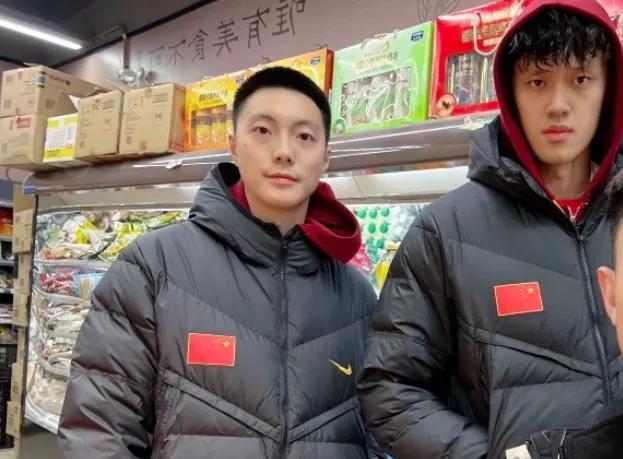 好哥们！曾凡博胡明轩北京集合备战 身披国家队羽绒服合影