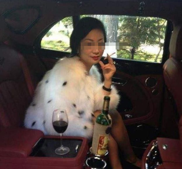 女富婆陷入疯狂 同时交往十几个人男人！