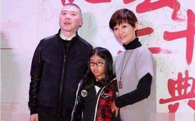 徐帆与养女出门就餐 身材高挑手拎袋子十分乖巧