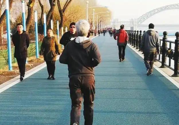 补钙没用?三件日常小事偷走骨头硬度,你中了几招?