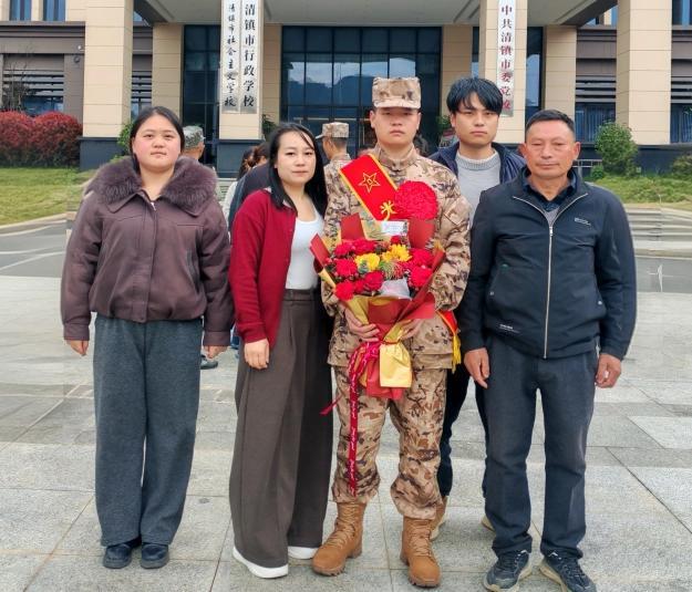 这是送给新兵最霸气的礼物 暖心礼包激励报国