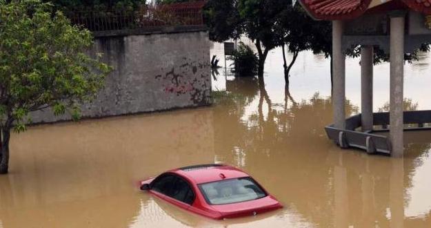 福建暴雨：男子开车被淹踹车门逃生 开车被困水中该怎么办？