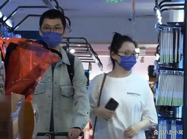 张靓颖和男友与一又友聚餐 低调相伴显默契