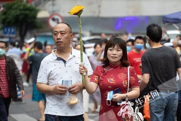 高考考场外，崩溃大哭的爸爸…