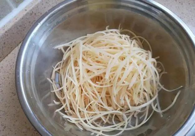 土豆丝切细焯水1分钟，酸辣爽口全家抢着吃，你还没试？