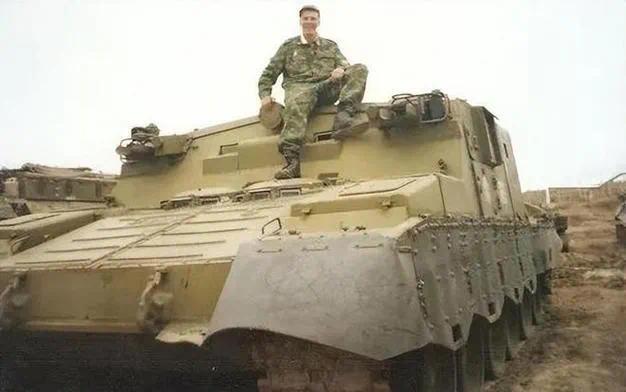 俄军将乌军遗弃美制步兵战车拖回后方!