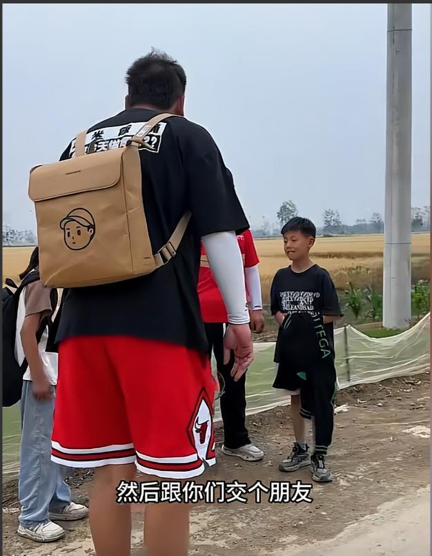 養(yǎng)活3弟妹的女生稱如今生活被打擾 堅(jiān)強(qiáng)女孩感動(dòng)眾人