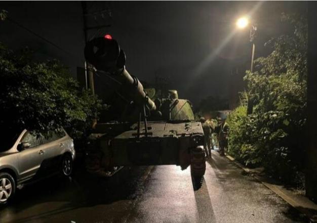 台军一辆自行火炮车夜间连撞5车