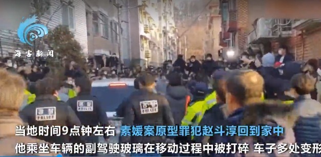 素媛案罪犯到家画面:警察堵门保护