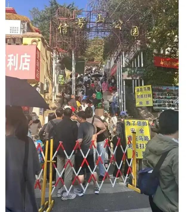 多個景區(qū)擁擠程度堪比超市發(fā)雞蛋 五一出游人潮涌動